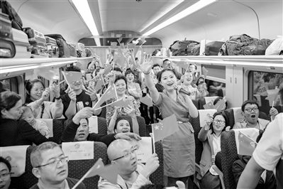 10月1日，乘客們在列車上共同慶祝新中國成立70周年。 蘭州局集團供圖